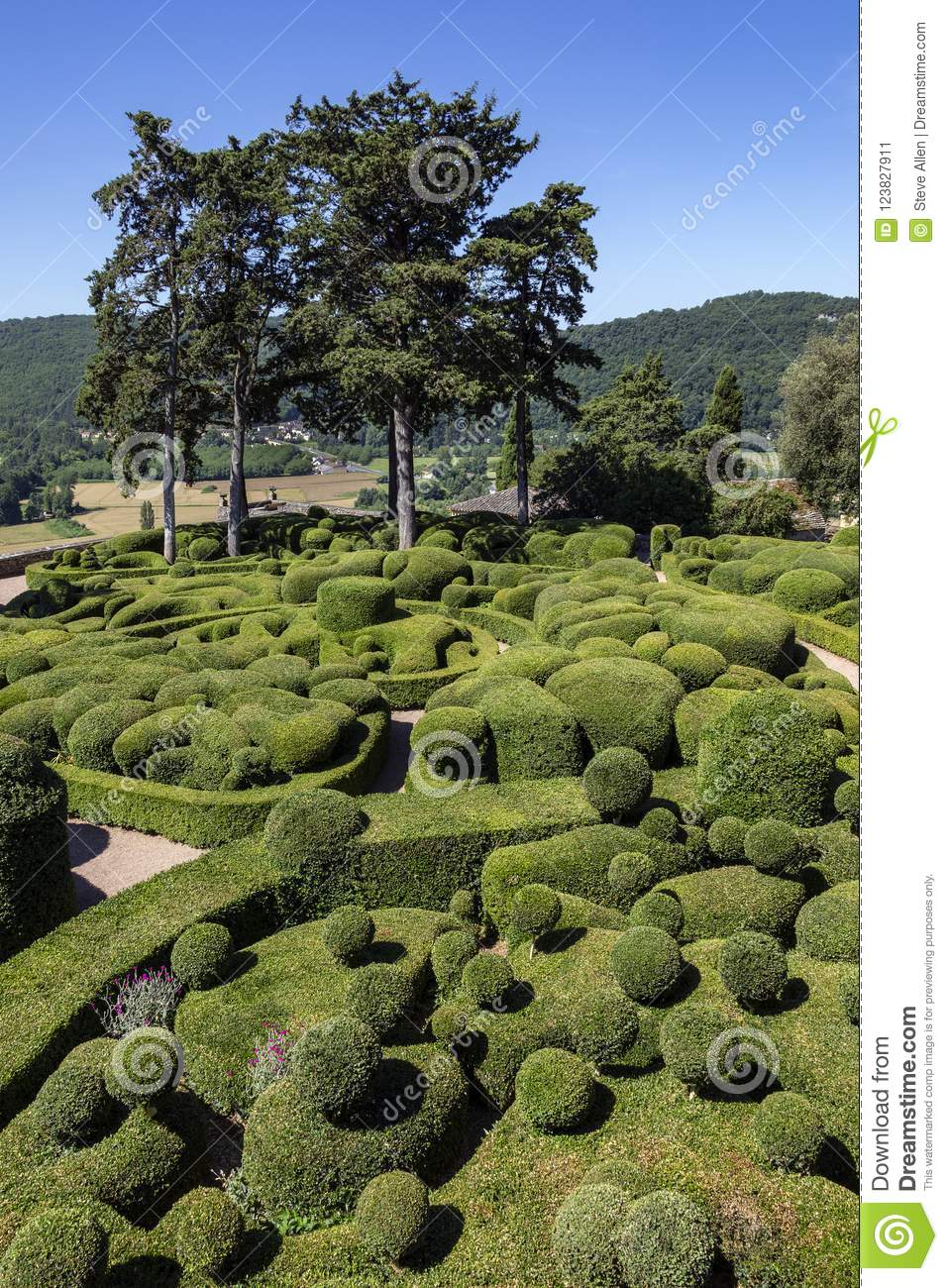 topiary gardens jardins de marqueyssac dordogne region france topiary garden jardins de marqueyssac