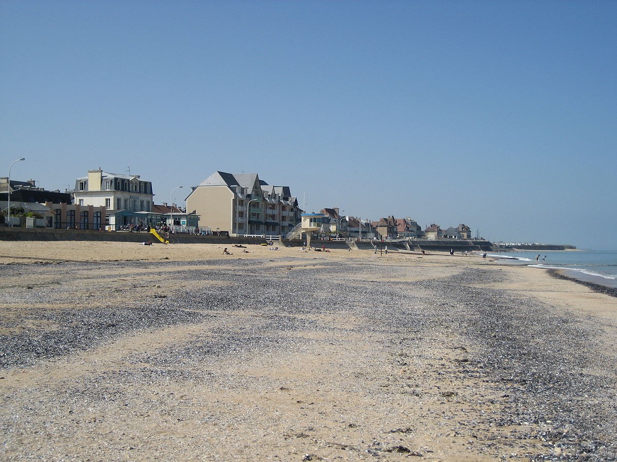 1200px Lion sur Mer Digue vue de la plage