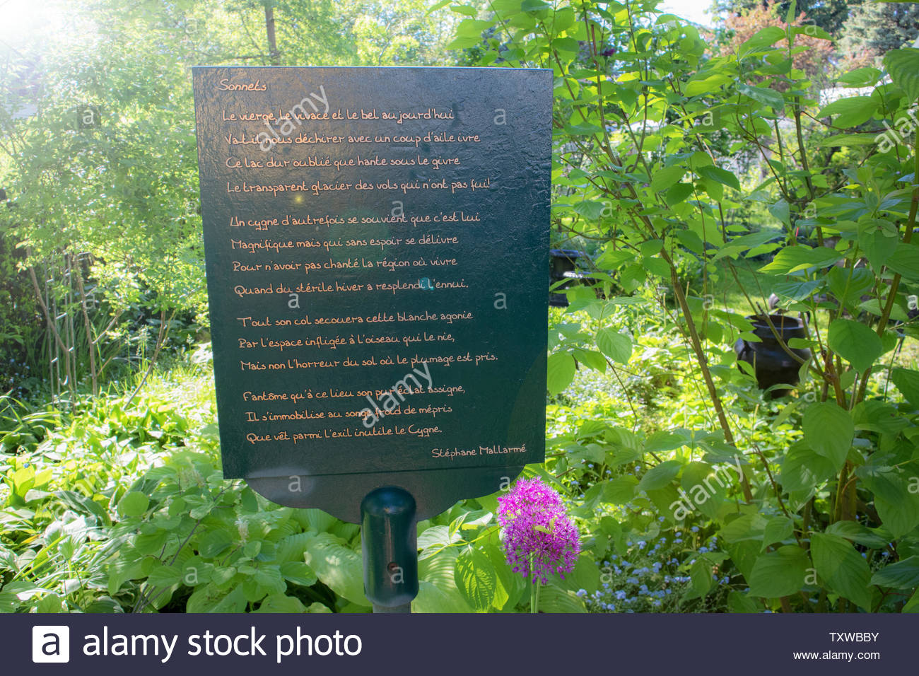 quelqu un a plante un genre de plaque memorative dans leur jardin il s agit d un poeme de stephane mallarme appele sonnets niagara on the lake txwbby