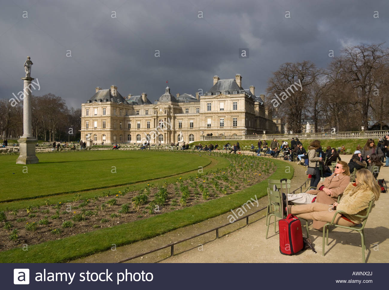 france paris 6 jardin du luxembourg view with people enjoying a sunny AWNX2J