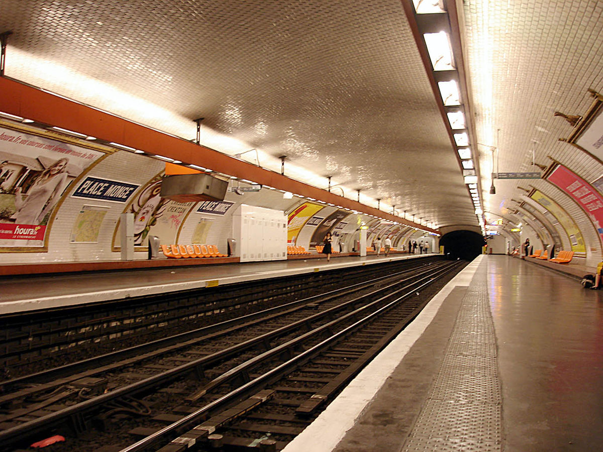 1200px Metro de Paris Ligne 7 Place Monge 01