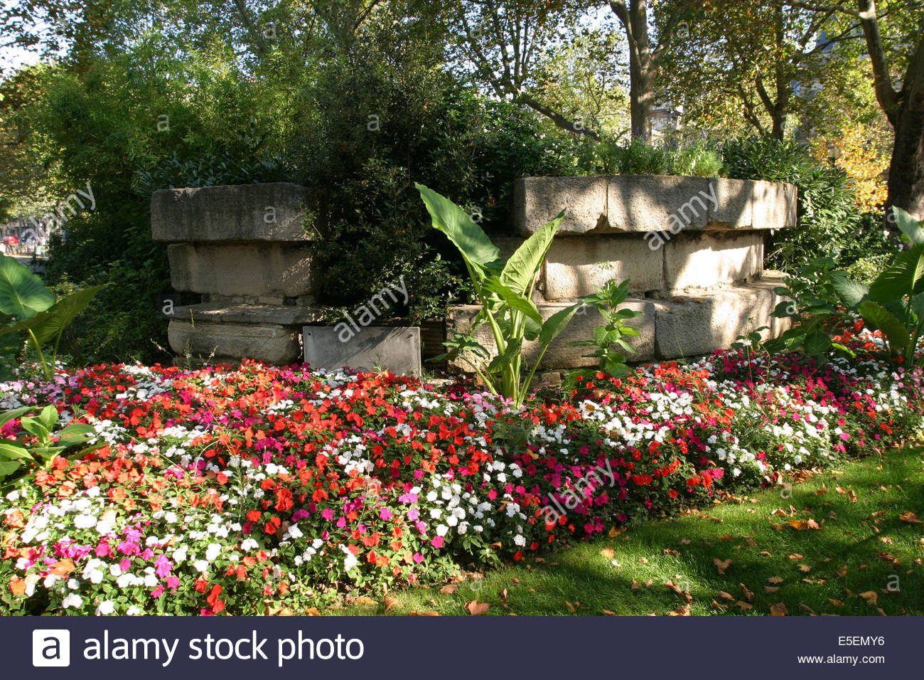 france paris 4e square henri galli jardin fleurs vestiges de la muraille E5EMY6