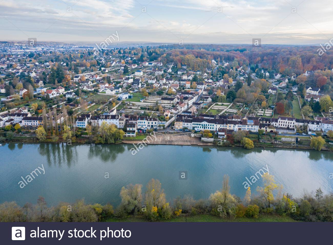 france seine et marne thomery the quay of the old port on the seine and remains of the vineyard walls in the city aerial view france seine et 2AE23TK