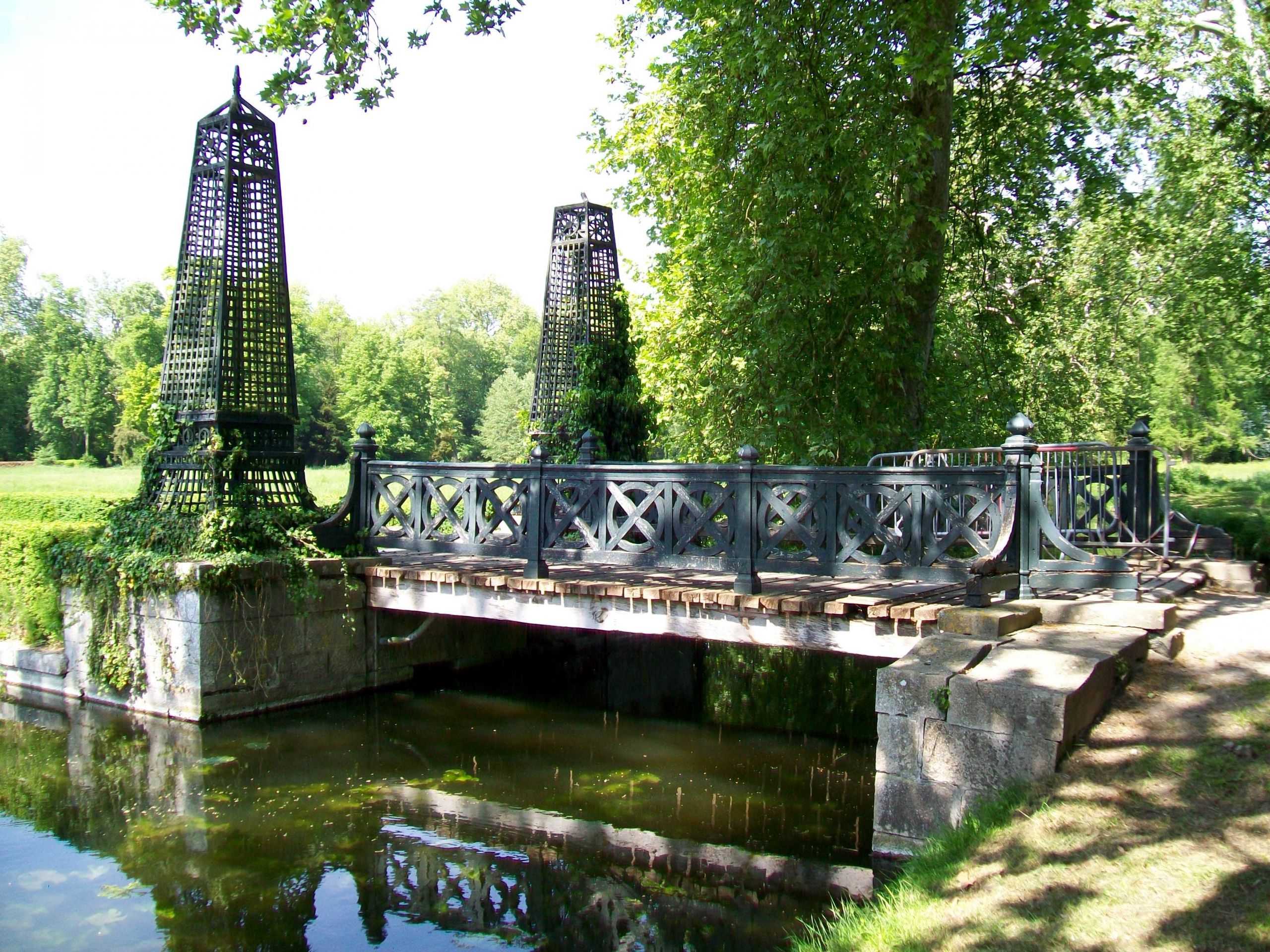 Château de Chantilly jardin anglais pont vers l île d Amour