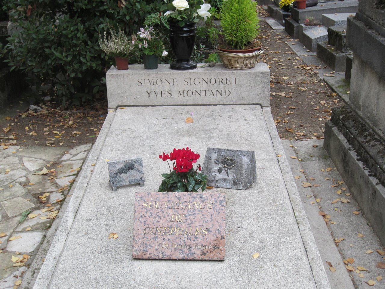 tombe d yves montand