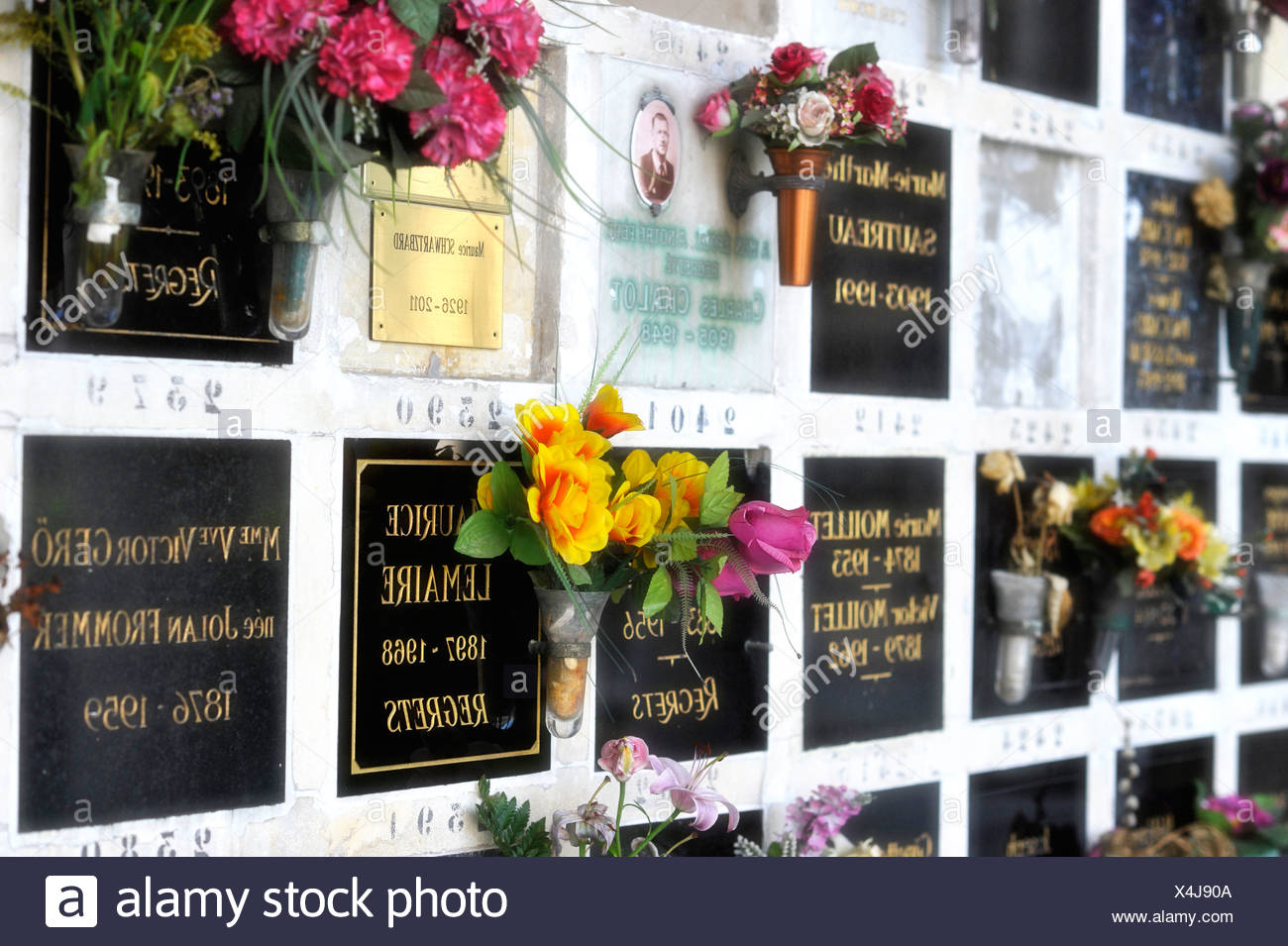 urn graves cimetire du pre lachaise cemetery paris france europe publicground X4J90A