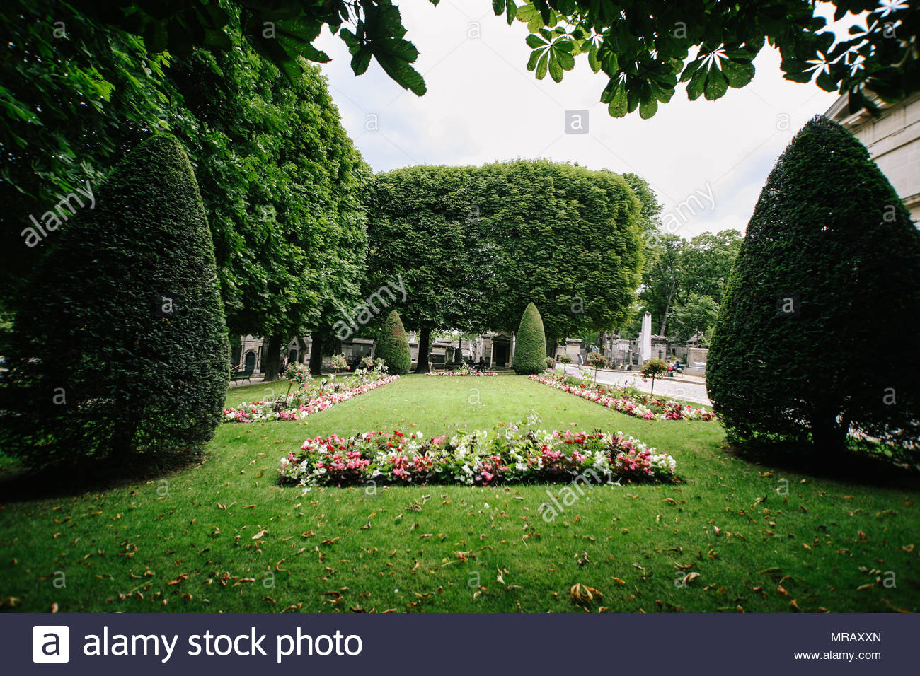 pere lachaise cemetery MRAXXN