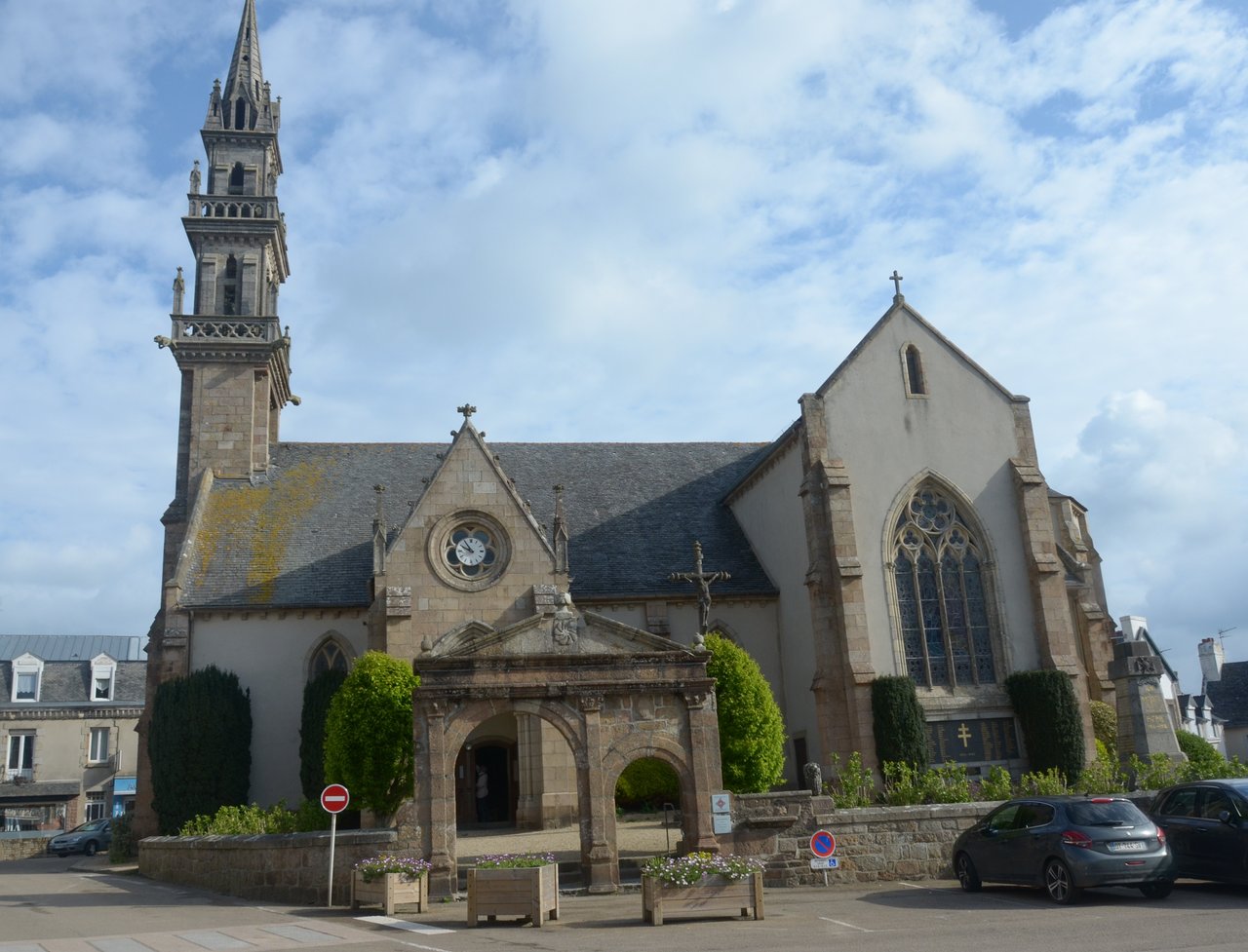 la chiesa e la piazza