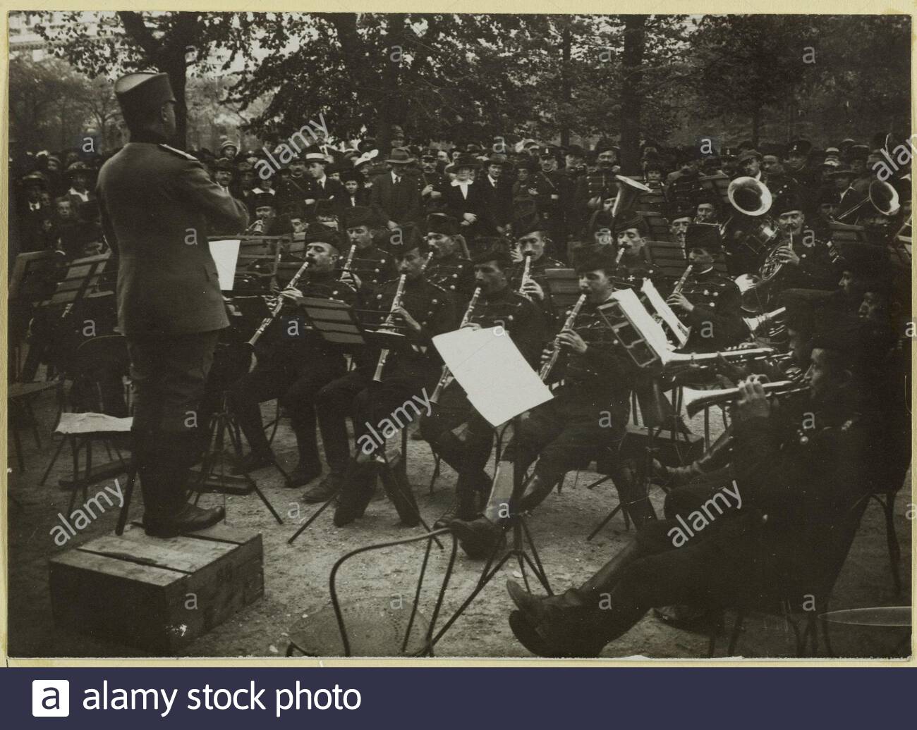 the serbian music in the garden of the royal palace musicians serbian musicians playing music in the garden of the palais royal the 1st arrondissement paris october 1916 anonyme la musique serbe au jardin du palais royal les musiciens musiciens serbes jouant de la musique au jardin du palais royal 1er arrondissement paris octobre 1916 tirage au glatino bromure dargent 01 octobre 1916 01 octobre 1916 paris muse carnavalet 2B8KGPG