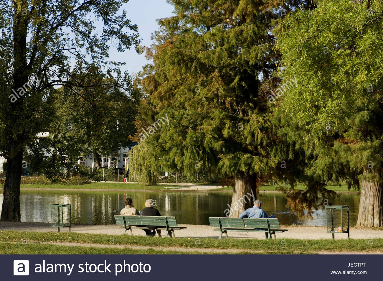 france paris bois de vincennes lac daumesnil shore park benches tourists JECTPT