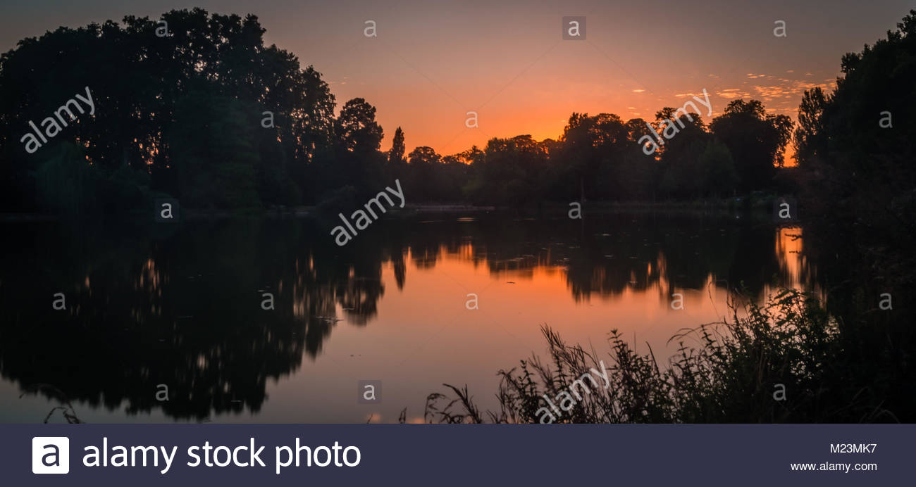 vincennes park and lake close to paris at dusk M23MK7
