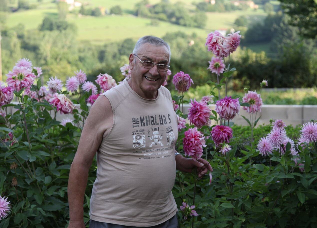 urbain panafieu au milieu de ces dahlias ebouriffes dans ce magnifique paysage vallonne du brionnais photo e l clp