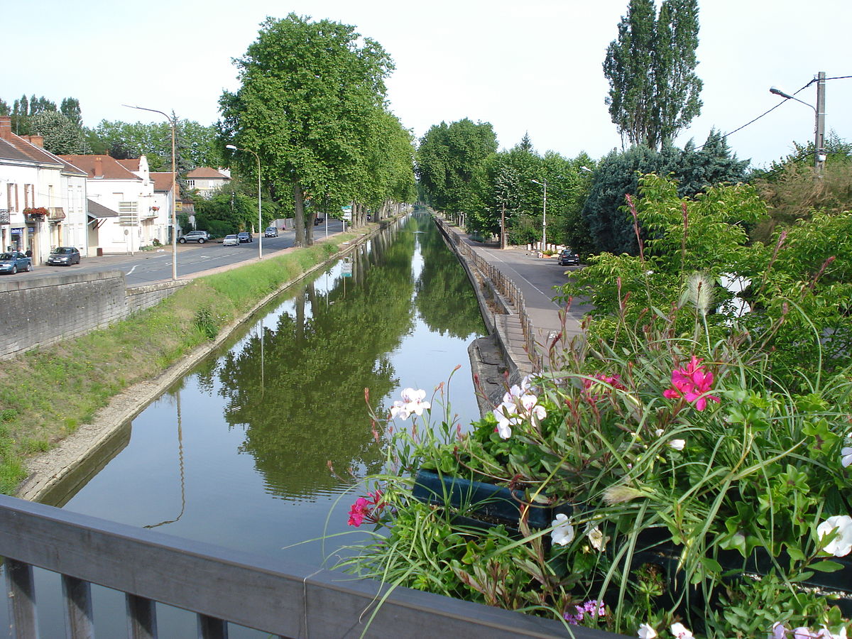 1200px Canal du centre à Paray le Monial JPG