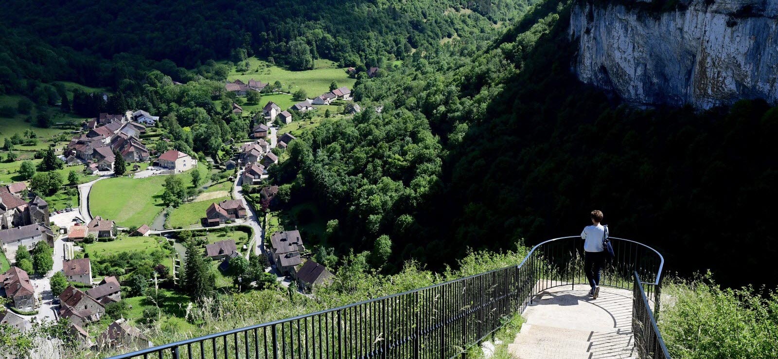 le belvedere de granges sur baume offre une tres belle vue sur baume les messieurs photo progres philippe trias