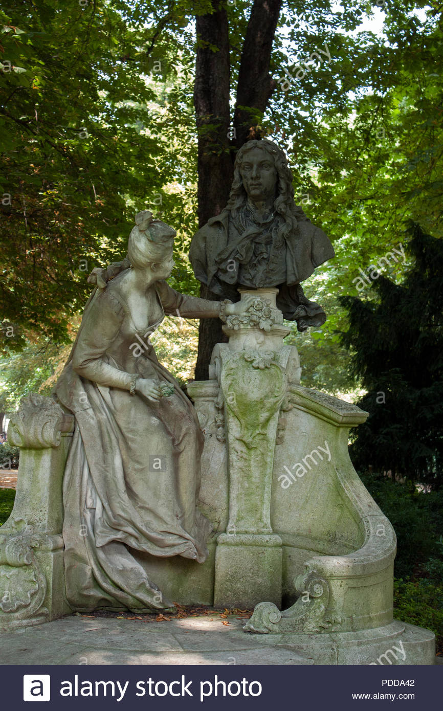statue in the luxembourg gardens le jardin du luxembourg paris summer PDDA42