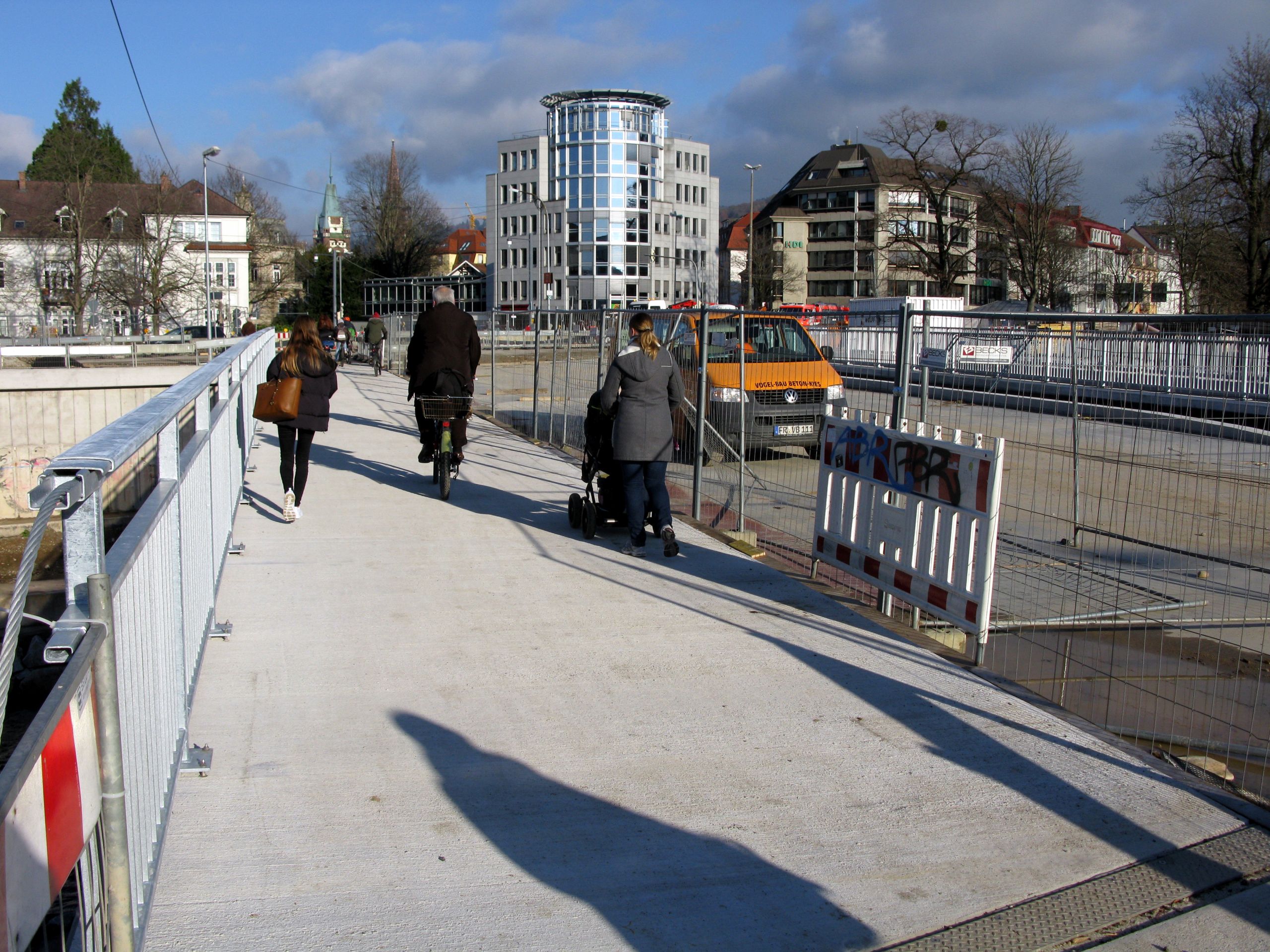2017 12 06 Fußgänger und Radfahrer dürfen schon neue Kronenbrücke in Freiburg auf der Westseite benutzen 2
