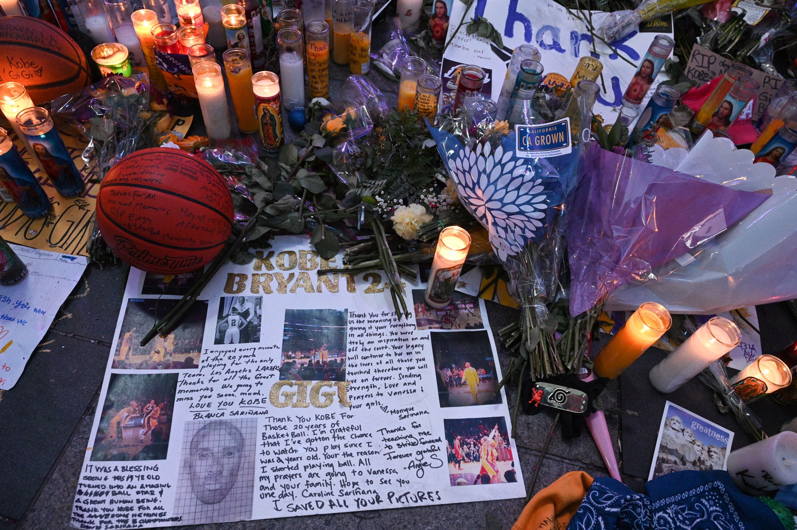rendent hommage disparue Kobe Bryantmessages photos fleurs bougies Staples Center 29 janvier 2020 Los Angeles 0