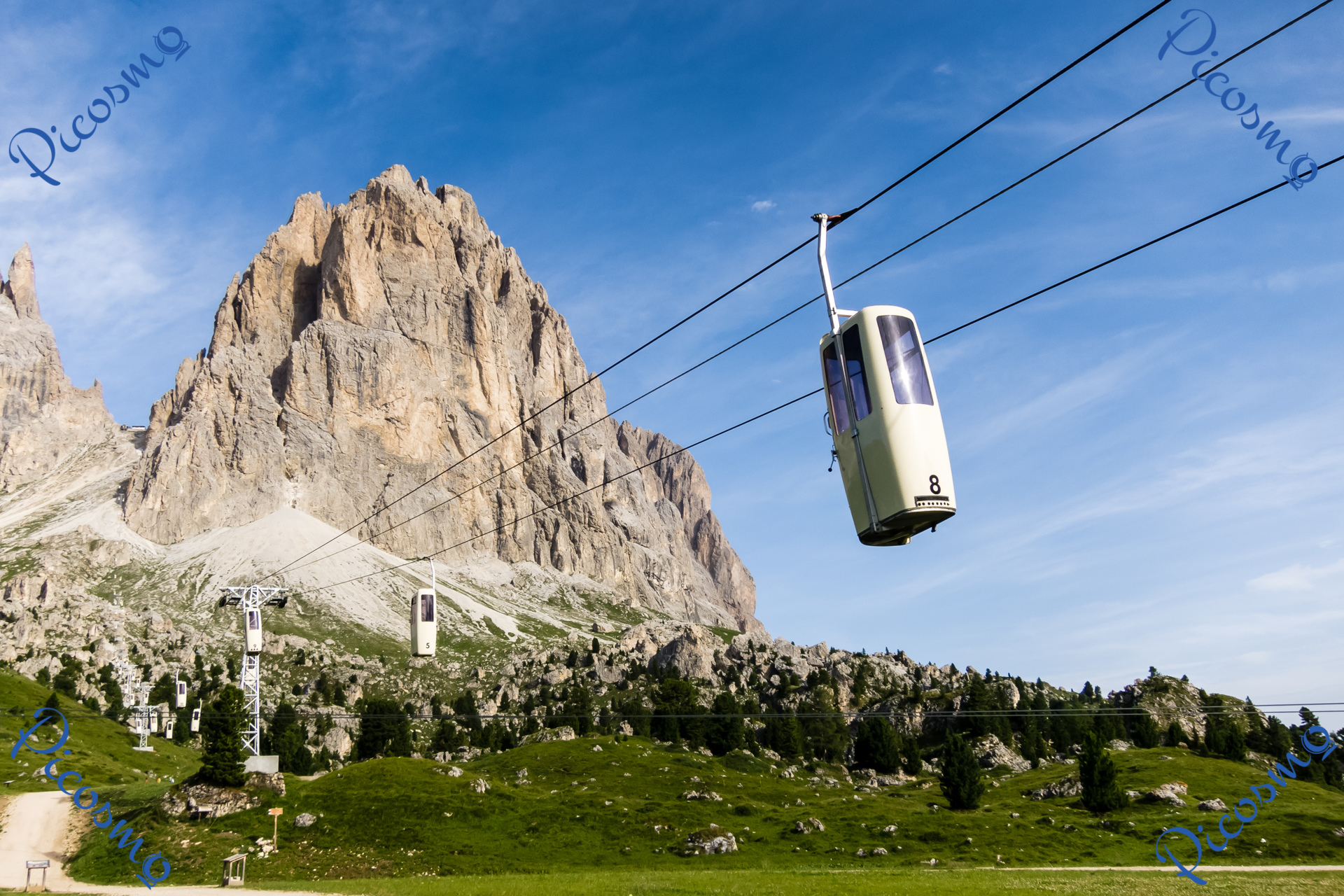 Massif Paysager Élégant La Télécabine Stationnaire Du Langkofel Dans Le Tyrol Du Sud