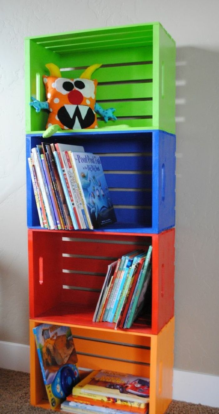 etagere ca te dans la chambre enfant des caisses en bois superpos C3 A9s et repeintes de couleurs diverses id C3 A9e projet materiaux recup e