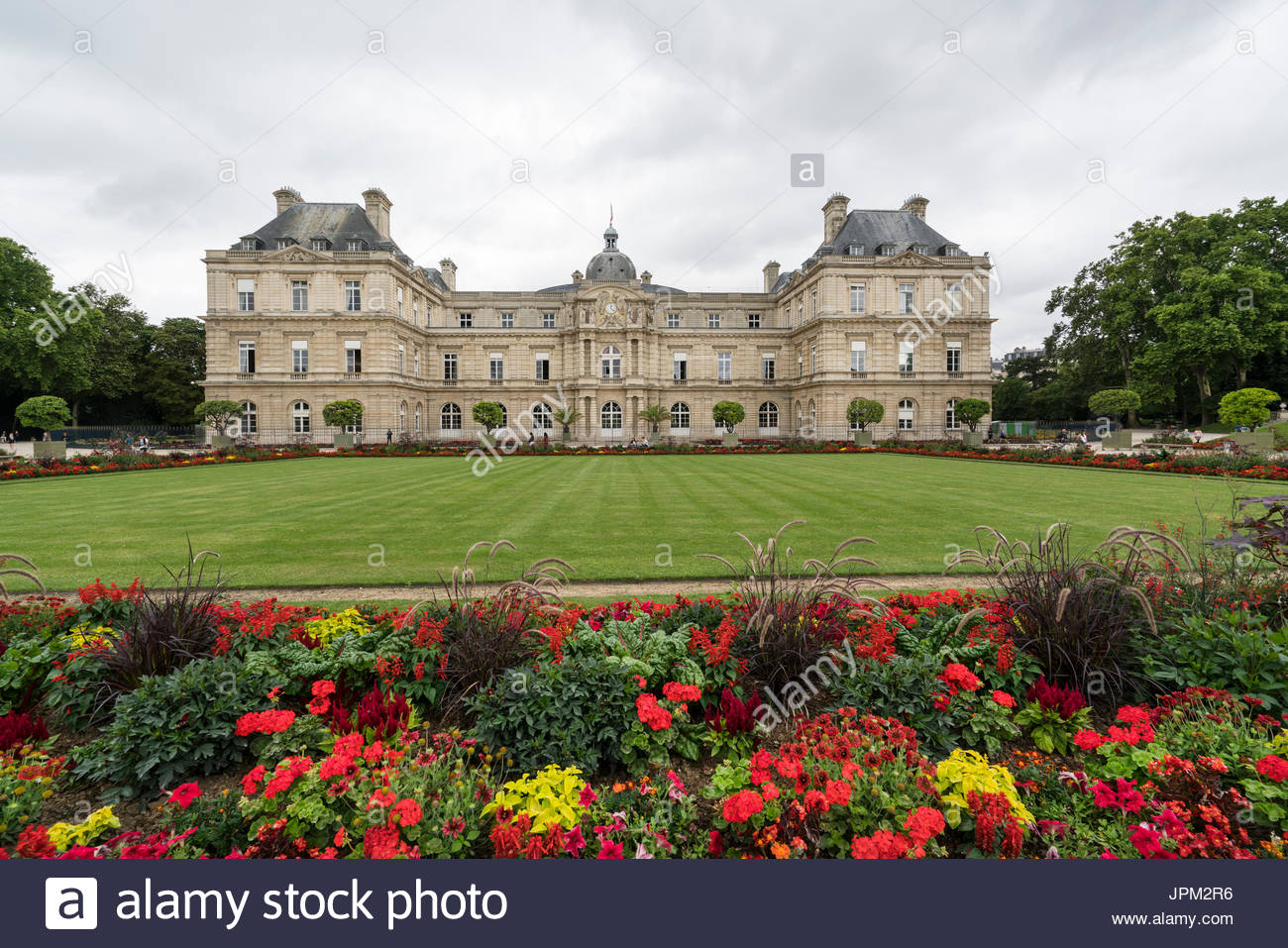 a panoramic view of the luxembourg palace in le jardin du luxembourg JPM2R6