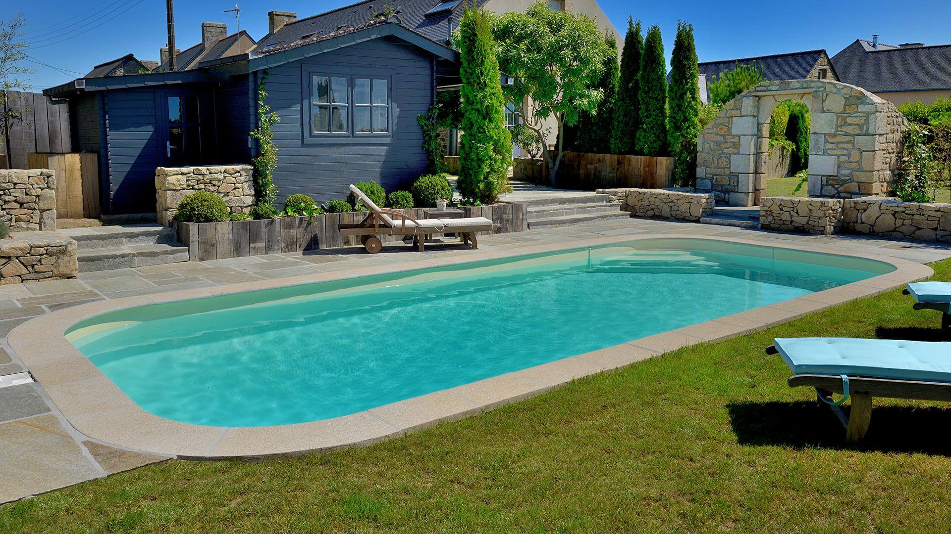 Petit Jardin Avec Piscine Élégant Sara Rectangular Pool – A Large Design with Rounded Corners