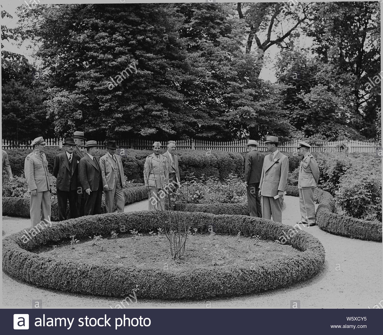 prince abdul ilah d iraq et d autres representants du gouvernement de l iraq au cours de la visite du prince pour les etats unis le prince et son parti sont probablement dans le jardin de la maison de george washington a mt vernon virginia w5xcy5