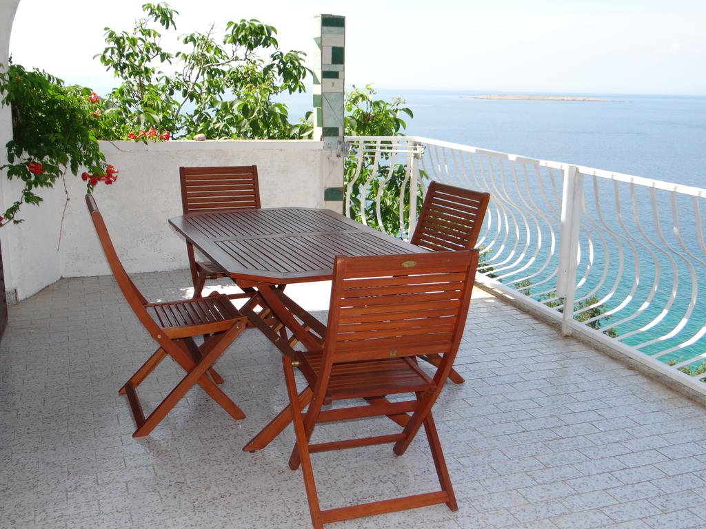 Super U Table De Jardin Luxe Apartments Bassi Stara BaÅ¡ka Croatia Booking