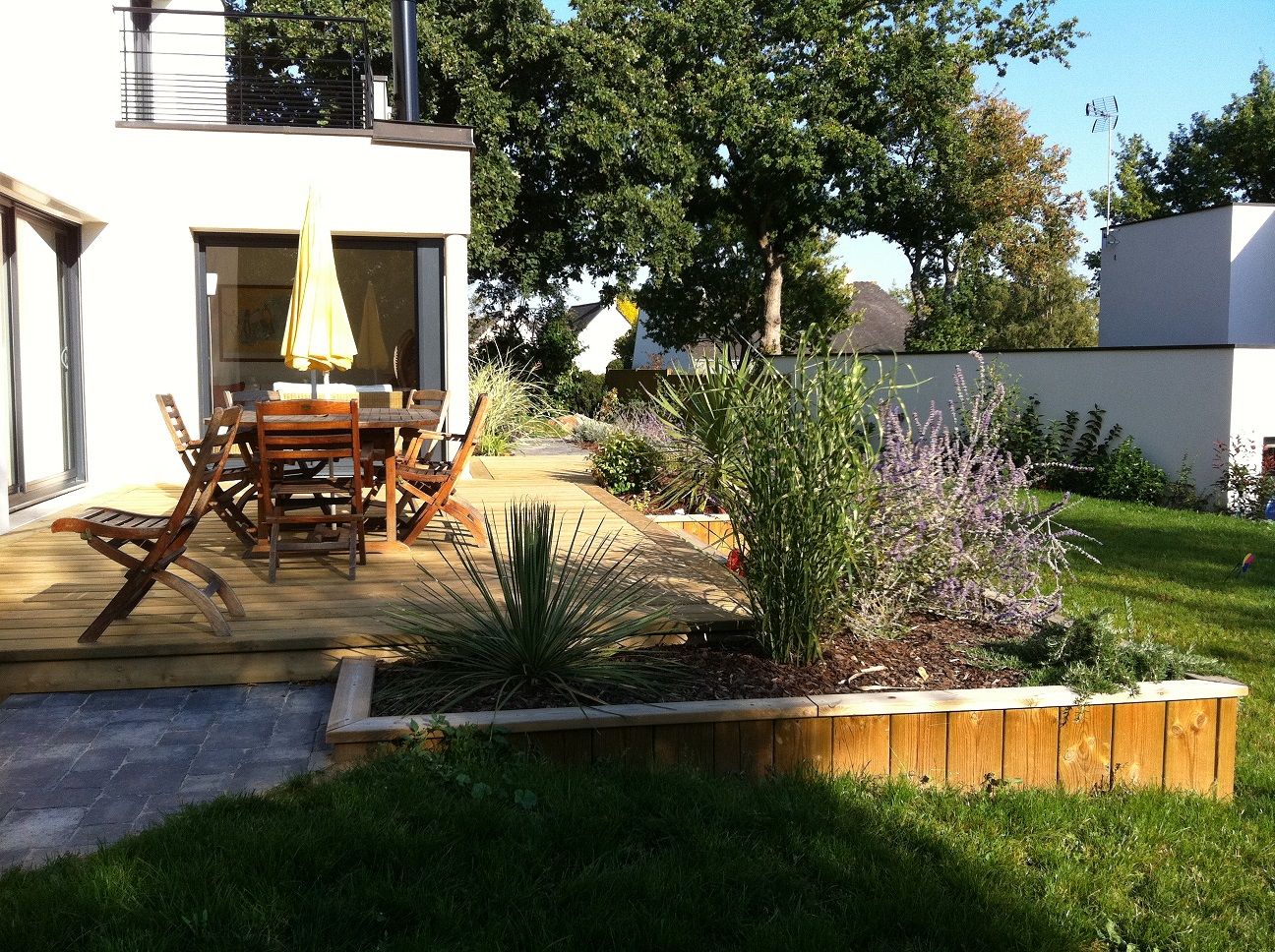 Terrasse Jardin Bois Unique Terrasse En Bois Et Allée En Pavés Gris Jardini¨re En Bois