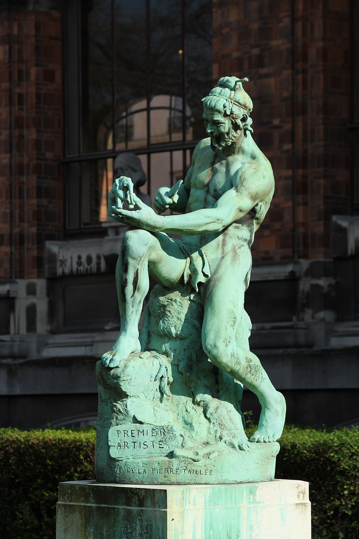 1200px Premier Artiste statue de Paul Richer dans le Jardin des plantes à Paris le 3 avril 2017