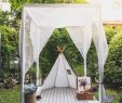 Tente Abri De Jardin Élégant Belle Tente Blanche Et Décoration De Camp Dans Un Jardin