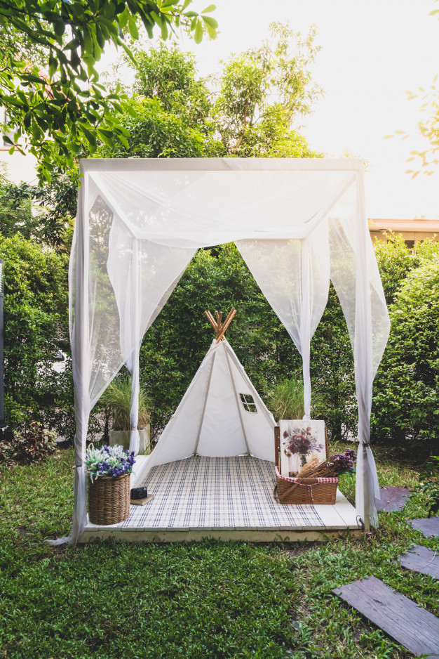 belle tente blanche decoration camp dans jardin 1339