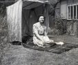 Tente Abri De Jardin Luxe Années 1950 Historiques Femme assise Sur Un Tapis   L