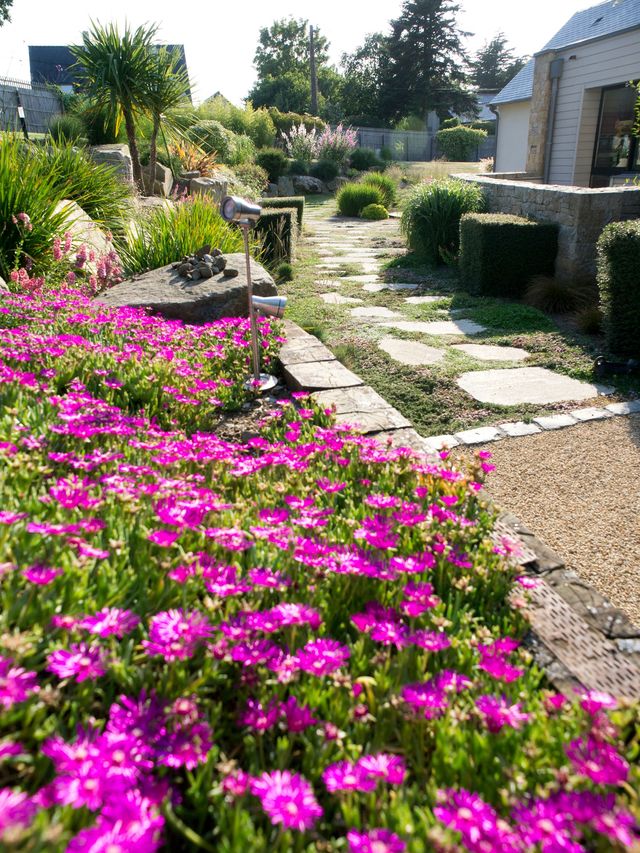 allee de jardin pas japonais en dalles de granit beiges eric lequertier