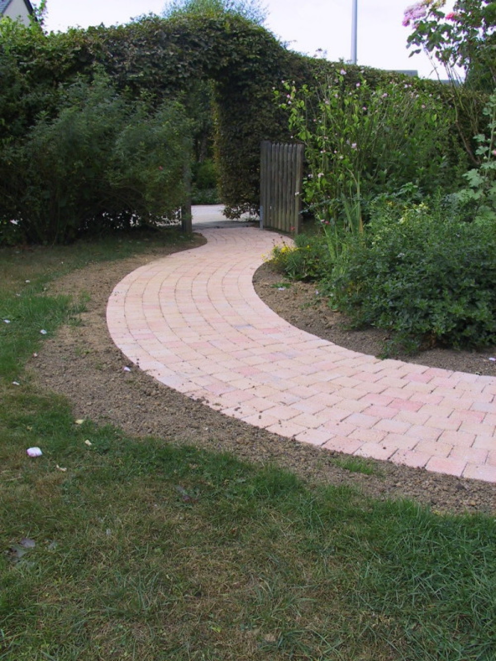 Faire Une Dalle Béton Pour Abri De Jardin Luxe Une Allée De Garage En Béton Désactivé Pavé En Gravier