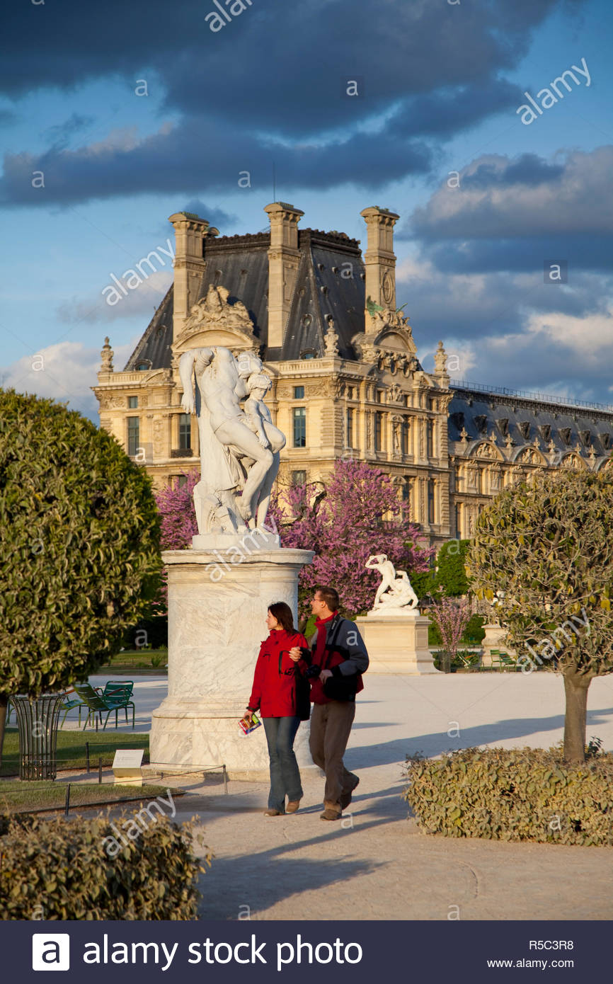 jardin du tuileries and musee du louvre paris france R5C3R8