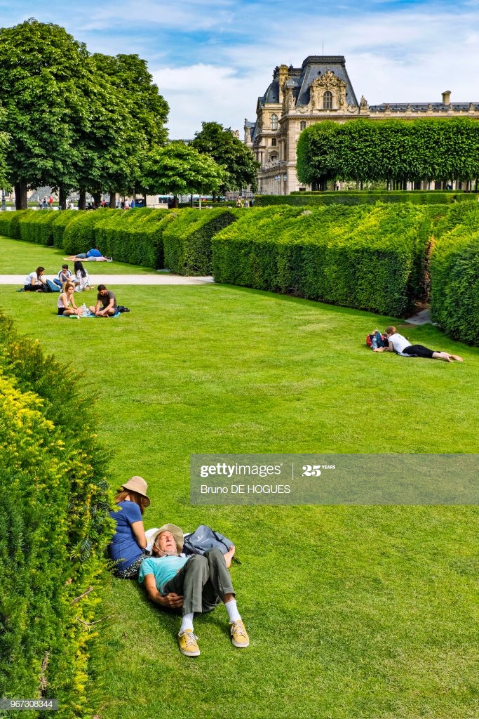 Jardin Du Louvre Best Of Des Gens Allongés Dans Les Jardins Du Carrousel Du Louvre