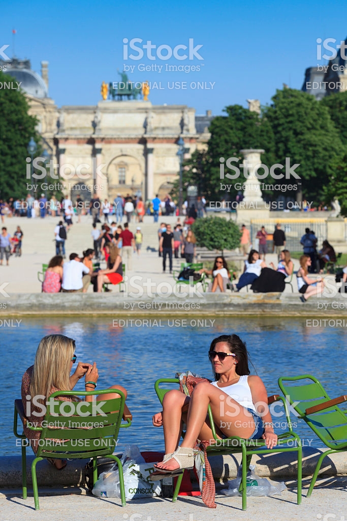 Jardin Du Louvre Inspirant Women Relaxing at Jardin Des Tuileries Stock