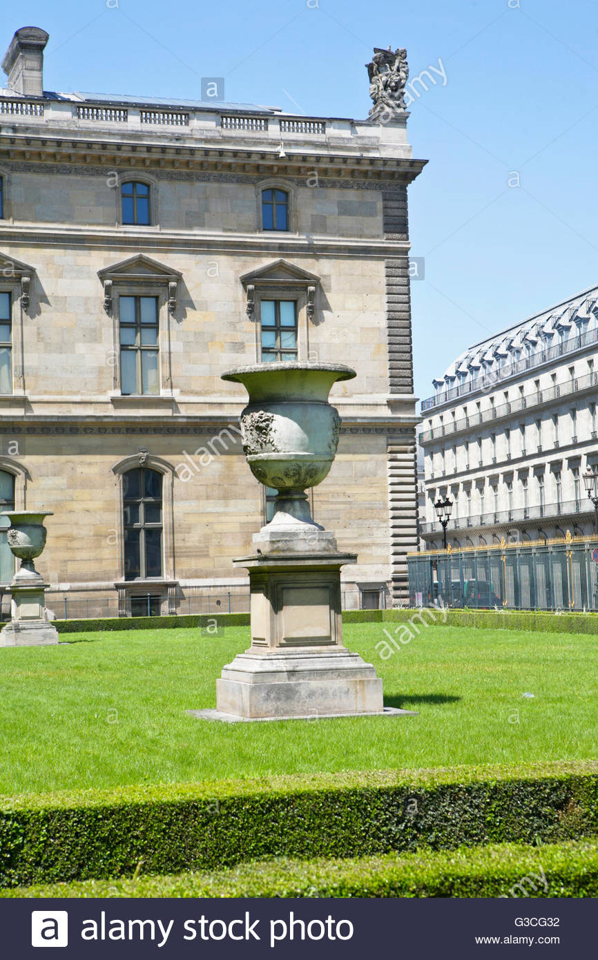 jardin de loratoire garden louvre museum in the street rivoli paris G3CG32