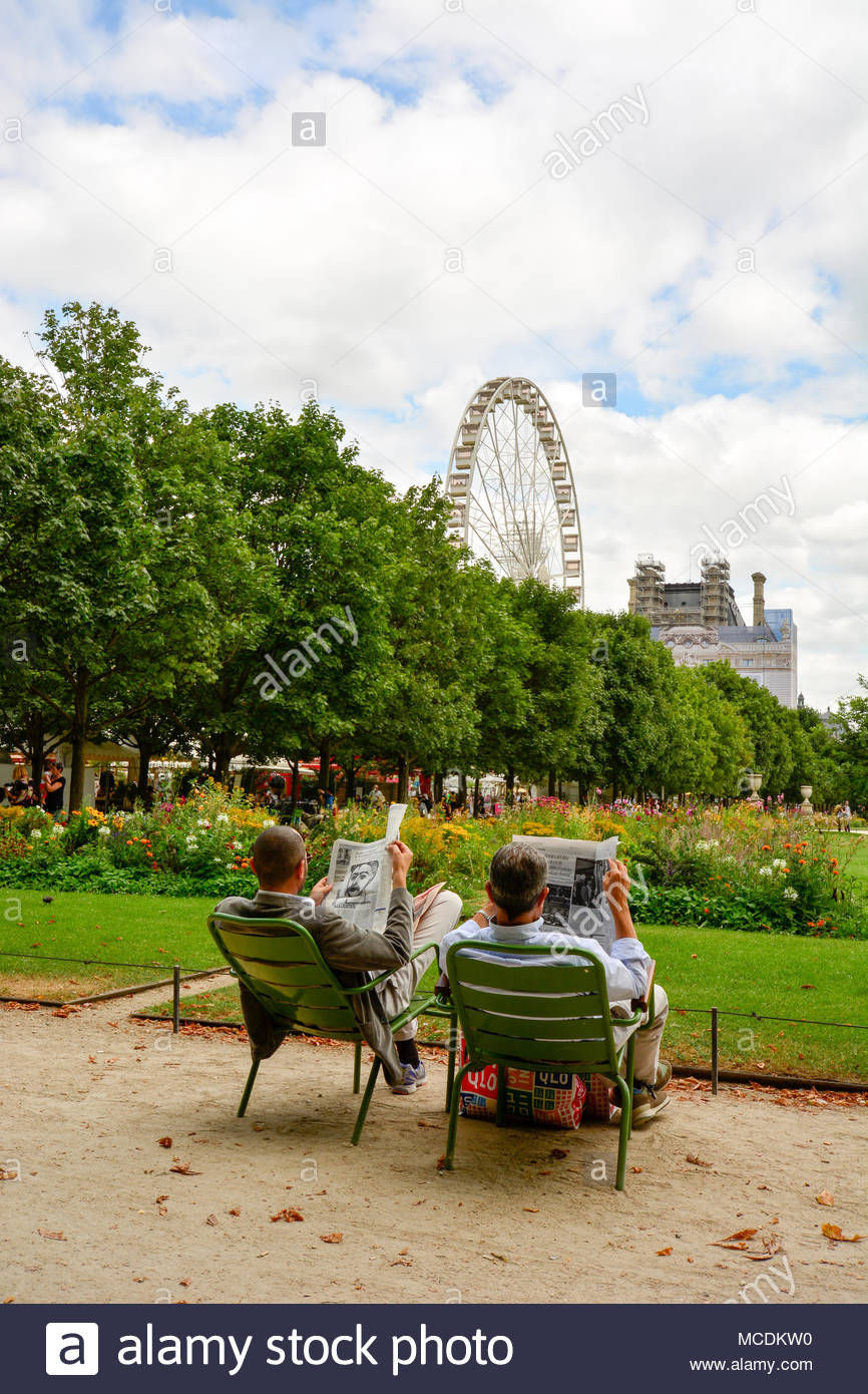 un couple lisant le journal a l tuellieries jardins du louvre a paris mcdkw0