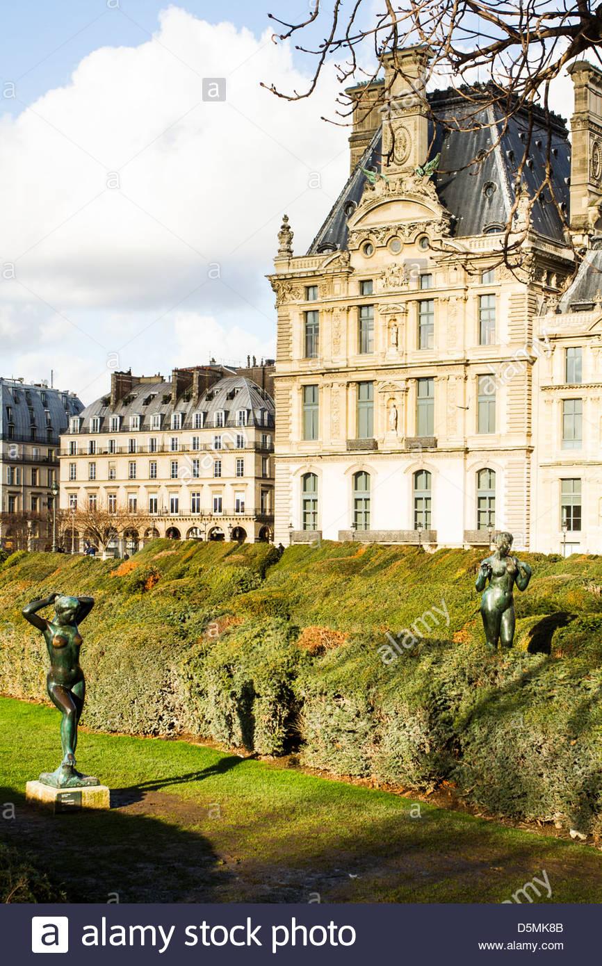 tuileries garden jardin des tuileries and partial view of louvre palace D5MK8B
