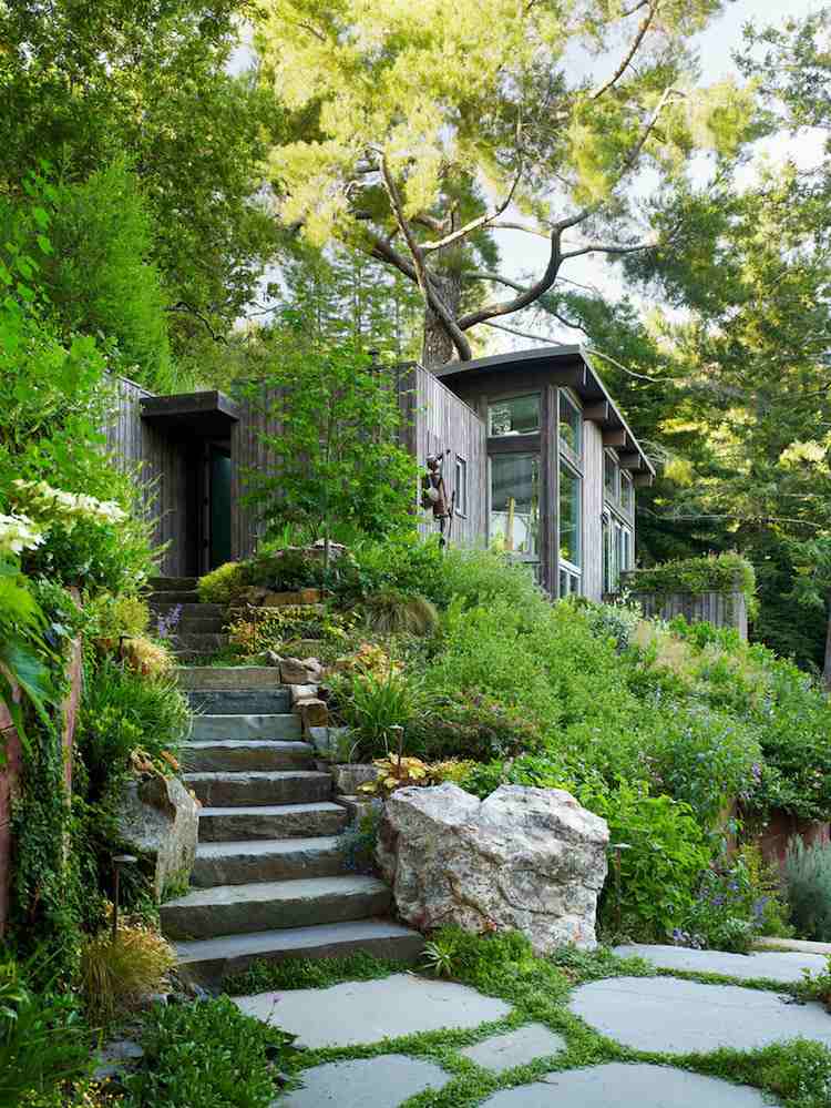 aménagement jardin en pente graminées ornementales escalier jardin pierre naturelle
