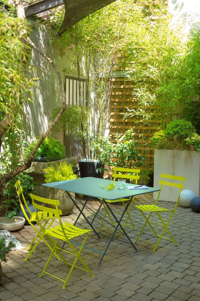 mobilier dans un petit jardin