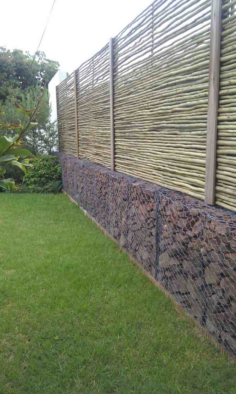 mur gabion bas clôture bois haut bâtons pose horizontale jardinet