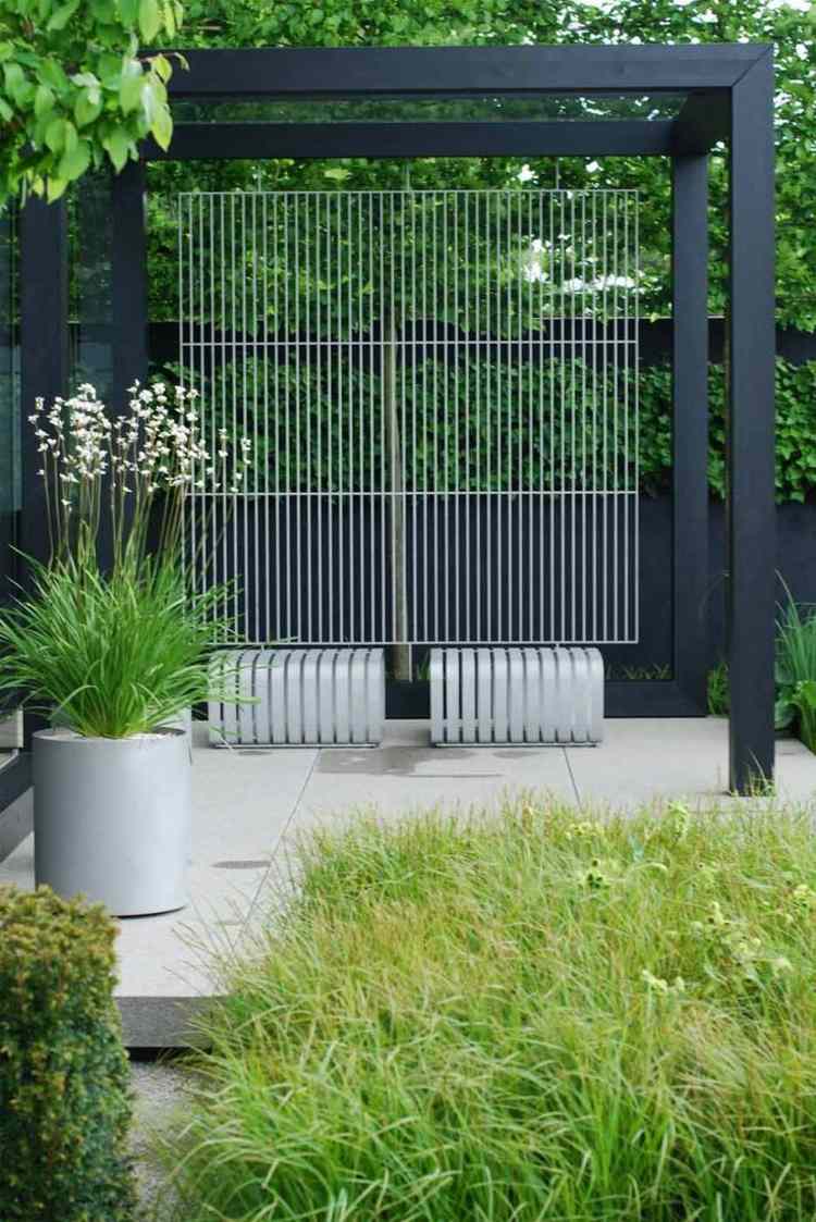 aménagement jardin paysager terrasse pergola noire moderne