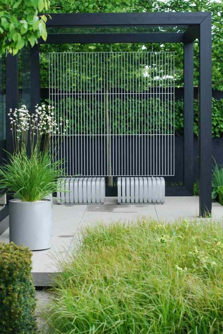 aménagement jardin paysager terrasse pergola noire moderne