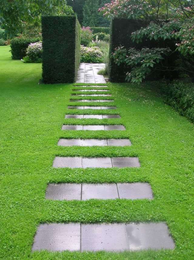 aménagement jardin moderne allée plaques pierre
