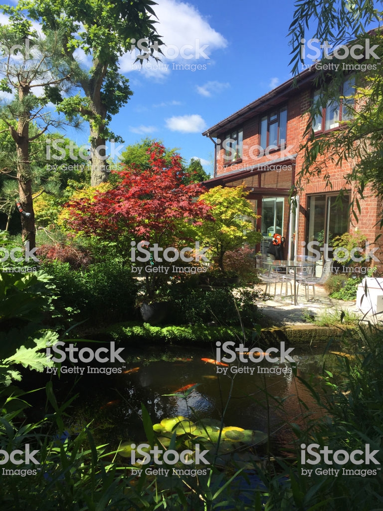 image de la maison individuelle de brique rouge moderne avec le jardin japonais gm