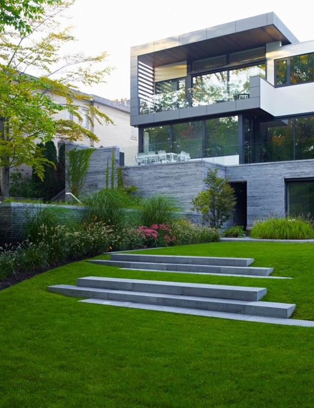 aménagement paysager moderne pelouse façade pente