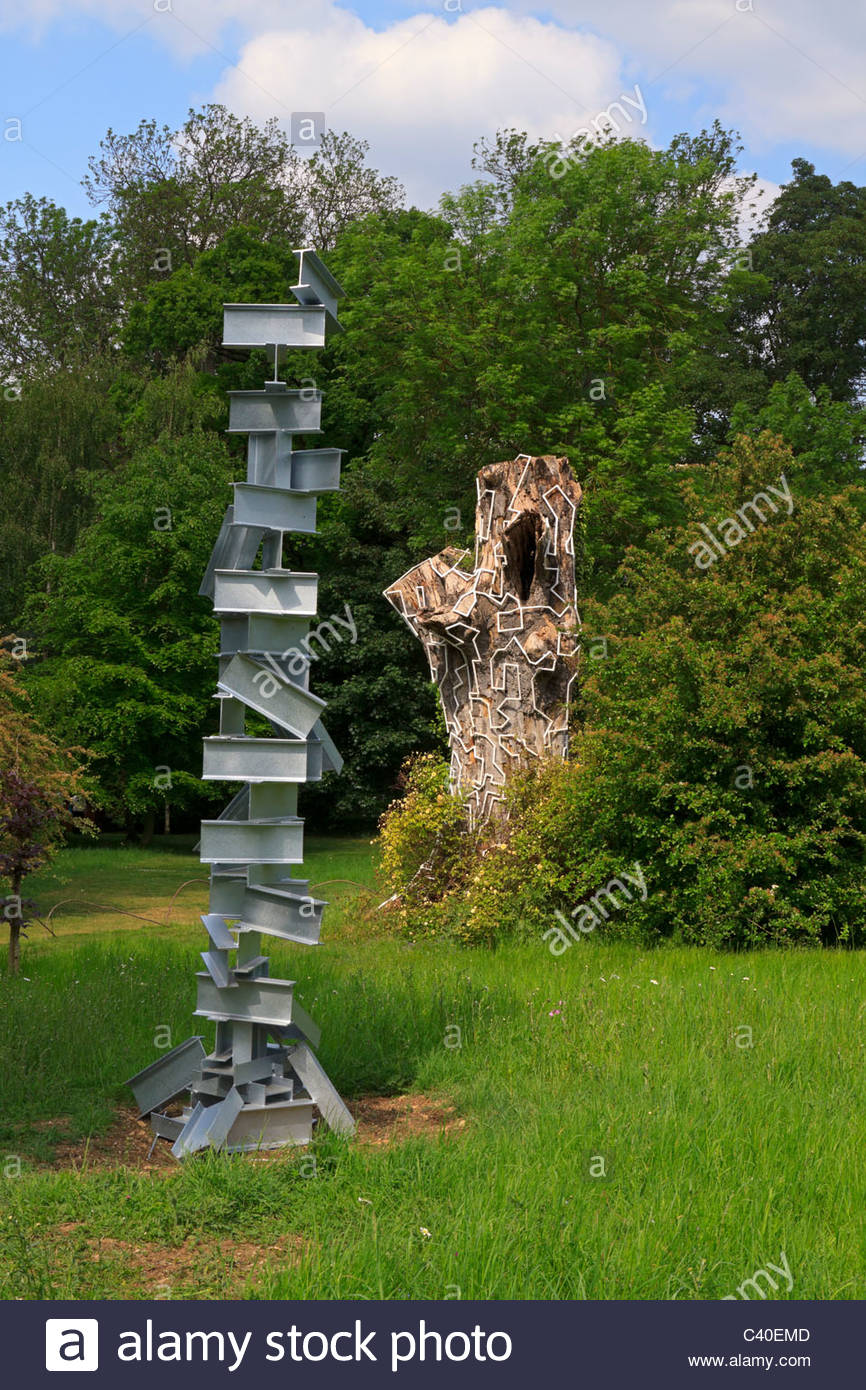 jardin de sculptures contemporaines a burghley house des sculptures modernes de metal et de bois dans le jardin paysager c40emd